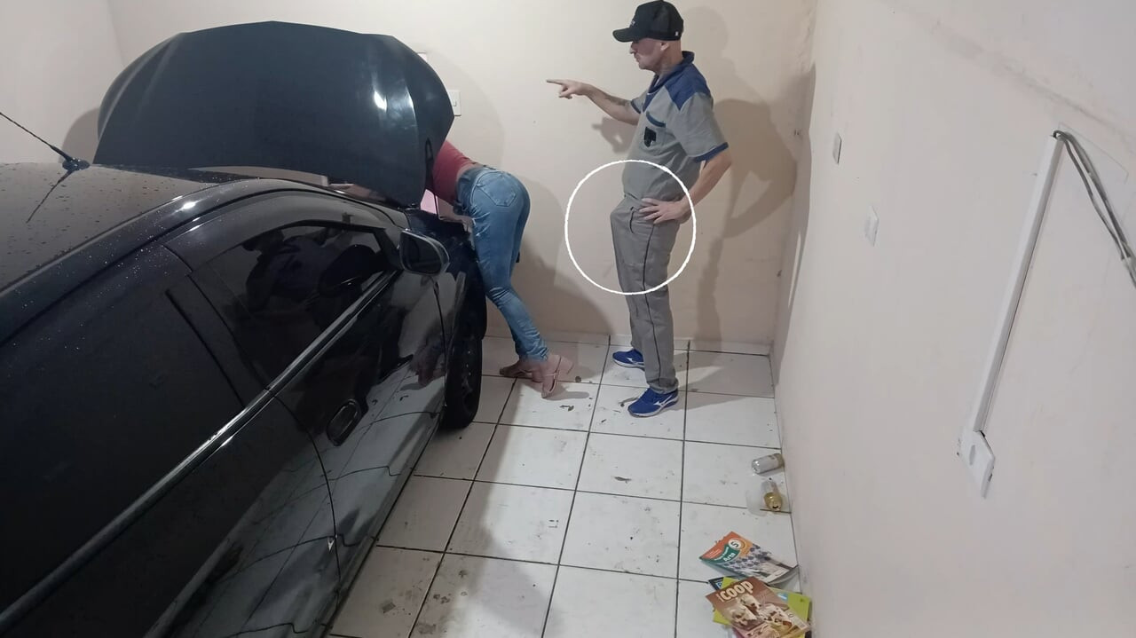 Yaramaz tamirci patronun yanında sert sikişiyor