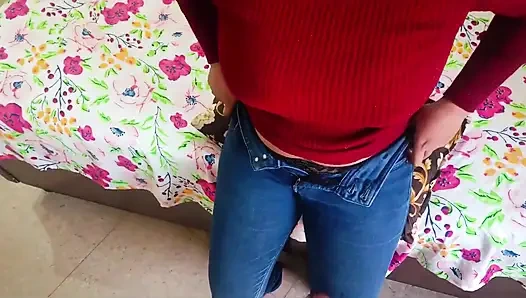 Sevimli Hintli kız ailenin önünde sikişiyor