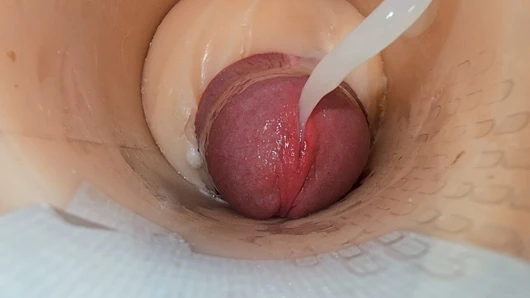 Sıkı amcığın derinliklerindeki kamera büyük boşalma patlamalarını yakalıyor