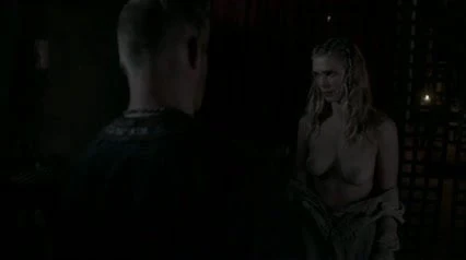 Gaia Weiss, Vikings'te çıplak
