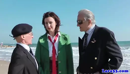 üniformalı MİLF spitroasted tarafından eski adam içinde üçlü