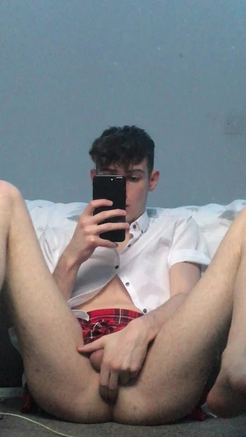 Твинк в школьной одежде играет со своей дыркой