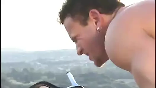 Ateşli sarışın genç kız sıkı göt deliğini zonklayan yarakla dolduruyor