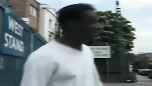 Büyük Omar'ın İngiliz maceraları: büyük memeli (2001)