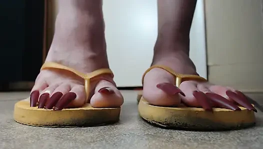 Toenails sarı parmak arası terliklerini sallıyor