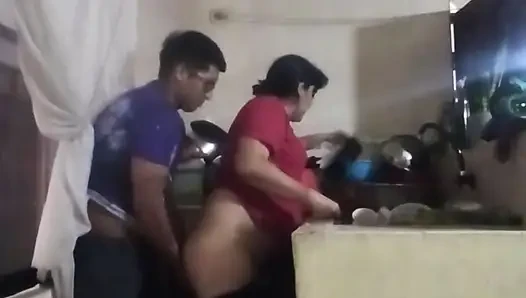 Karım oturma odasındayken hizmetçiyi mutfakta sikiyorum