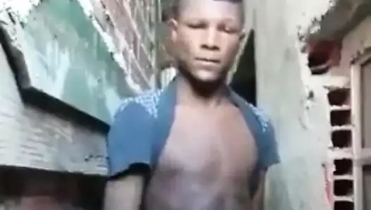 siyah adam gösterilen horoz