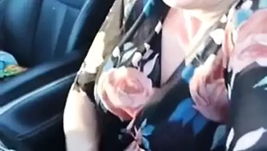 Beyaz milf Mastürbasyon içinde ona araba