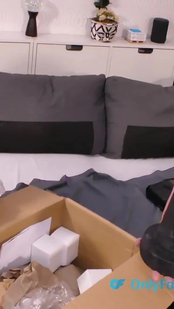 Эмоциональный момент из "Разобщая мой новый страпон на сбруе и силиконовые дилдо"