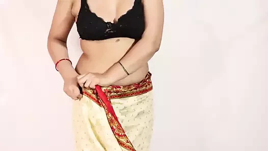 Yerel bir bayan gibi Priyanka kakkar saree