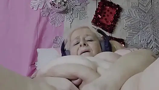 Bir yarak bulamayınca fırçasını sikiyor