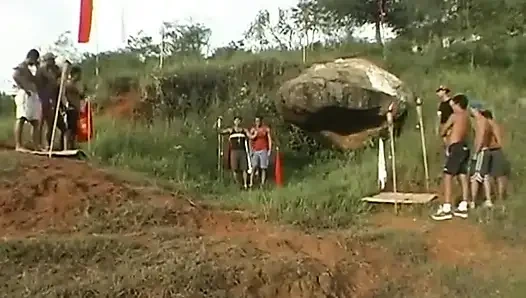 Nehirde üç çıplak