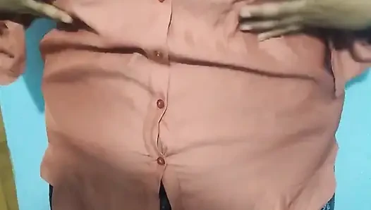 19 yaşındaki kız cinsel olarak uyandırıldığında odada tek başına seks yapıyor