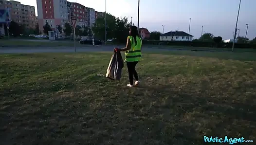 Kamu görevlisi - minyon tatlı kız çöpleri alıyor, ama jennifer mendez'in şipşiş için durduğu ortaya çıktı