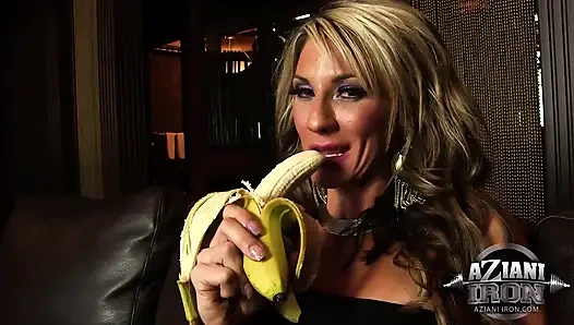 Abby Marie montre ses talents oraux sur une banane en jouant avec sa chatte