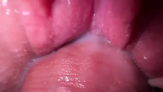 Üvey erkek kardeşimin karısı orgazm olduktan sonra fışkırtıyor, onun sıkı amını siktim