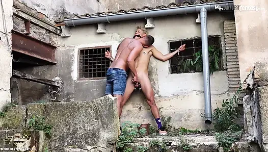 Ayak fetişi bdsm işiyor ve derin sakso