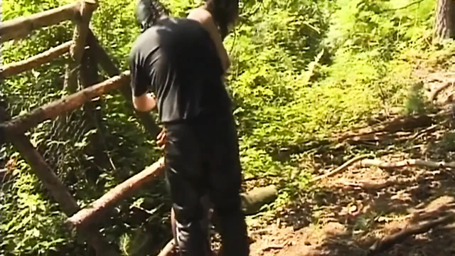 Maskeli adam açık havada dildo oyunu için olgun orta yaşlı seksi kadını bağlıyor