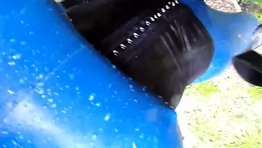 Bahçemde mavi lateks catsuit