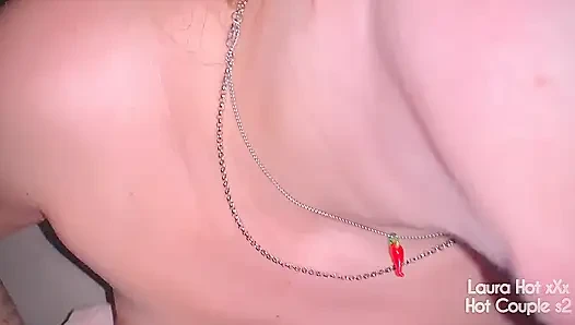 Bakış açısı: yaramaz evli kadın yakın çekim anal seks yapıyor, ağzına boşalıyor