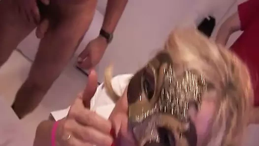 Büyük memeli Alman sürtükler ateşli grup seks partisinin tadını çıkarıyor