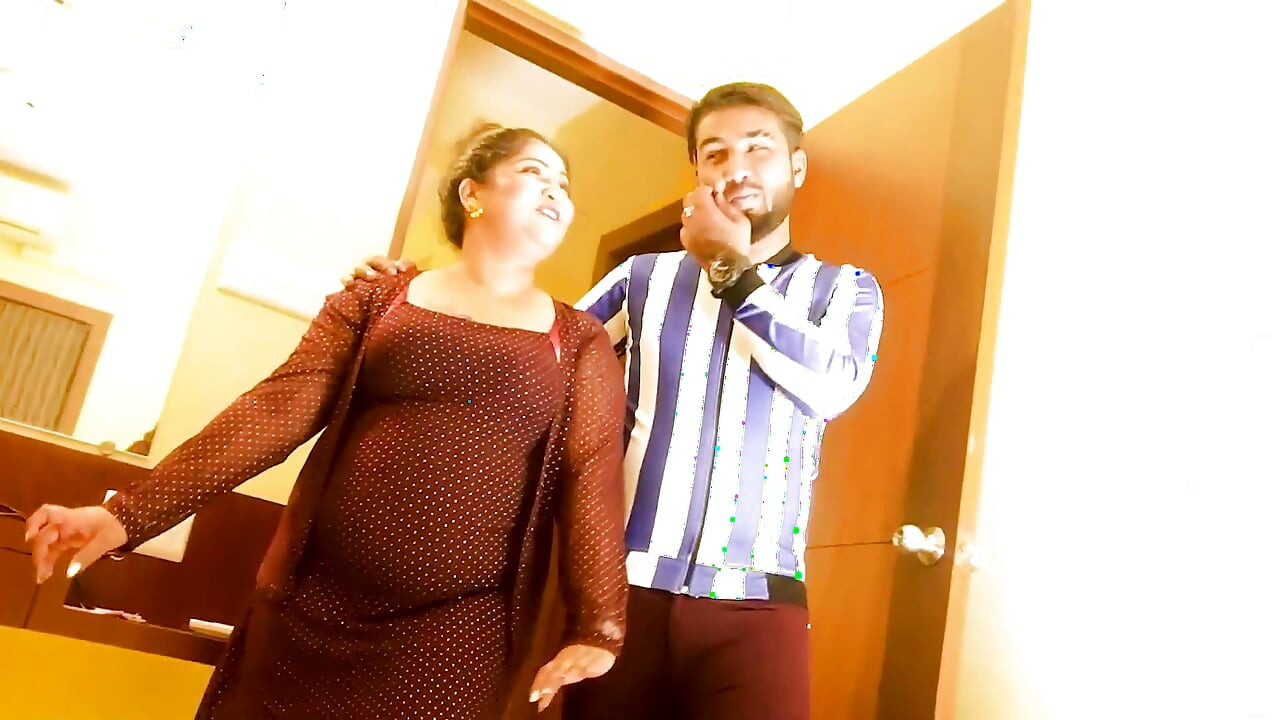 Hintli çift otelde birbirlerini sikiyor