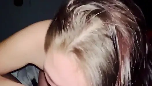 Kocası işten eve gelmeden önce bir hayranına ıslak üst veriyor