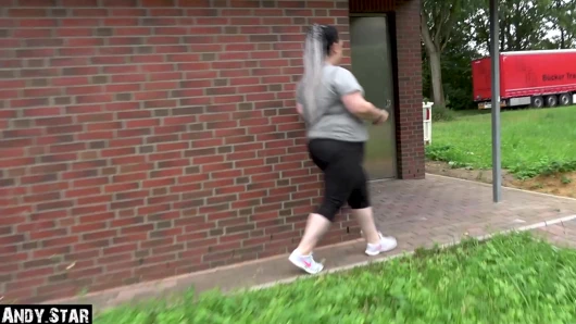 Büyük götlü Alman genç kız işiyor ve döllendikten sonra açık havada sikiliyor