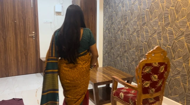 Hintli saree wali didi besharam genç üvey erkek kardeşi tarafından domaltılarak sikiliyor