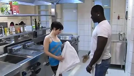 Burada siyah-beyaz olarak var: Endüstriyel mutfakta da seks mümkündür