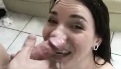 Esmer milf hak ettiğini alır!