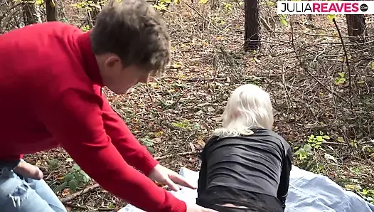 Sarışın vahşi doğada sert bir sikiş için eğiliyor