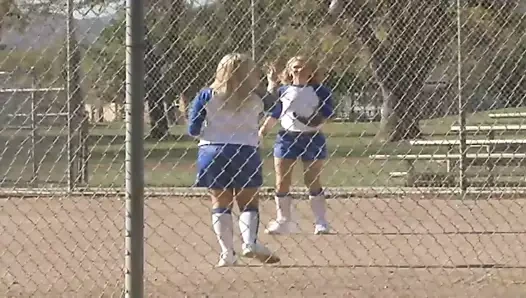 Gerçek ıslak kedi ile 3 sarışınlar!