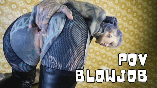 Anal ve oral dövmeli yıldızının topuklu topuklu