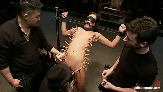 Yabancılar tarafından tekrar tekrar boşalmak için yapılan kontrolsüz orgazmlarla sınıra zorluyor