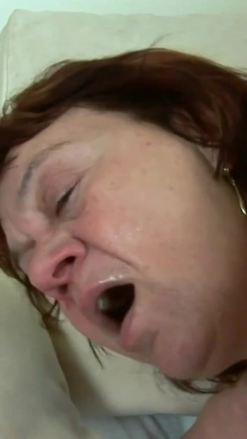 Эмоциональный момент из "Волосатая бабушка с большими сосками - глубокая глотка и сперма в рот"