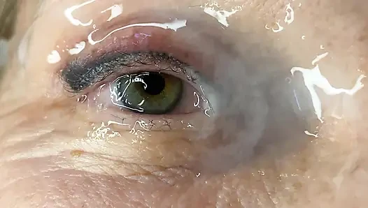 Orta yaşlı seksi kadın son derece yakın çekim göz orgazmı