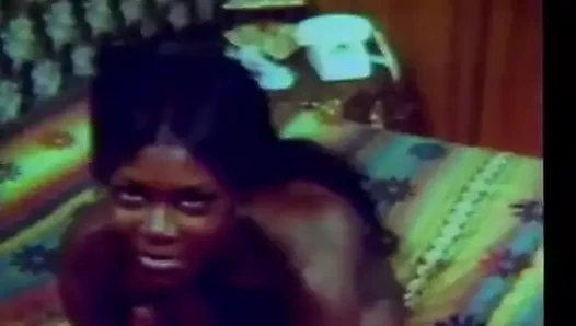 Klasik kıllı amcık zenci kız yatakta mastürbasyon yapıyor