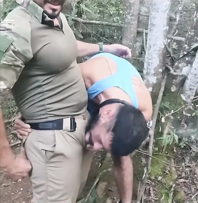 Polisin büyük yarağını emiyor