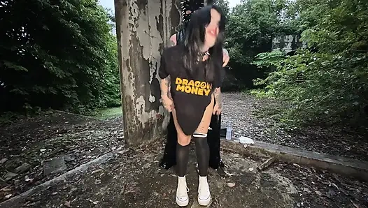 Altgirl ile bir randevu terk edilmiş bir yerde sert seks ve derin bir sakso ile sona erdi