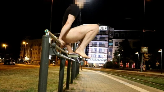 Tramvay istasyonunda halka açık anal dildo yolculuğu