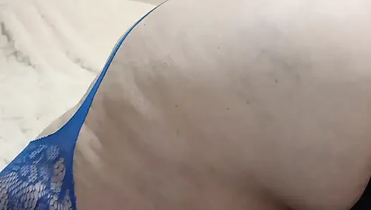 Büyük götlü iri güzel kadın mavi kız öğrenci iç çamaşırlı yeni cam oyuncakla oynuyor