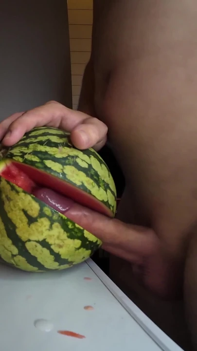 Bir Vegan'ı arılama yöntemim. Karpuzla sikişiyor