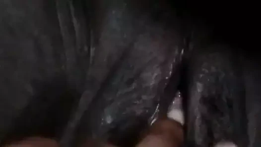 Afrikalı kadın klitoris memelerini ovuyor