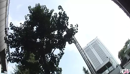 Yaramaz Asyalı bebek Sarina Tsubaki herkesin içinde yarak emiyor