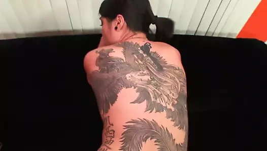 Genç Ruby büyük siyah yarağı emiyor ve sikiyor