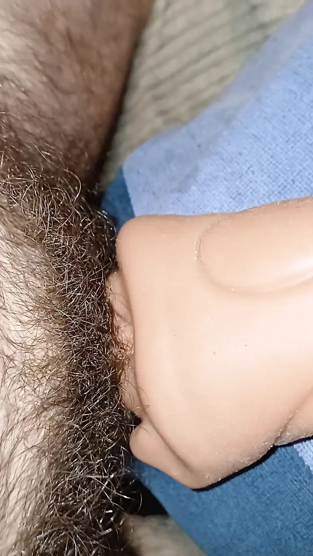 Fleshlight ağzını sikiyor ve boşalıyor - küçük sünnetsiz kıllı yarak