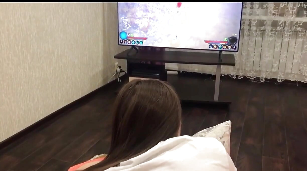 Karısının oyun oynayan arkadaşıyla sert anal seks