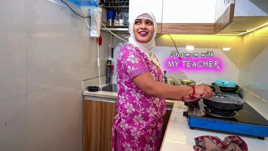 Minha madrasta muçulmana hijabi leva ajuda do meu professor para o exame, professor fodeu duro minha madrasta na cozinha com Clear Hindi Audio.
