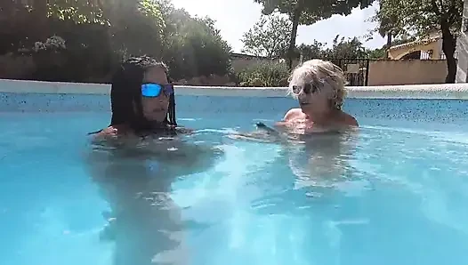 Camilla ve Cheyenne havuzda çift uçlu dildoyla oynuyor